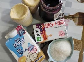 准备好所需的食材：

欧福蛋白液200克，纯牛奶250毫升，白糖30克，蛋挞皮54个，自制蓝莓果酱适量！