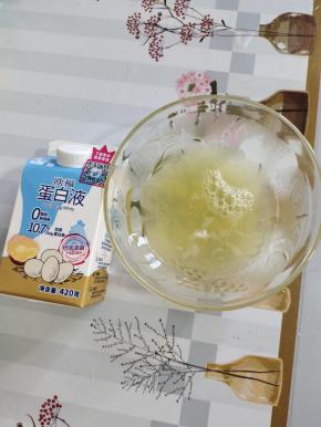 把欧福蛋白液倒入碗中！