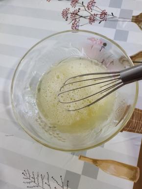 倒入白糖搅拌至白糖融化！