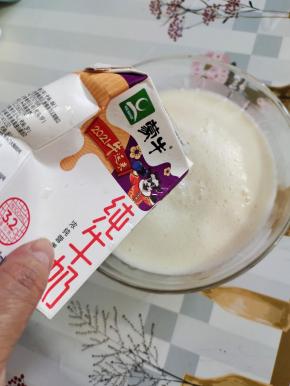 倒入纯牛奶，搅拌均匀！