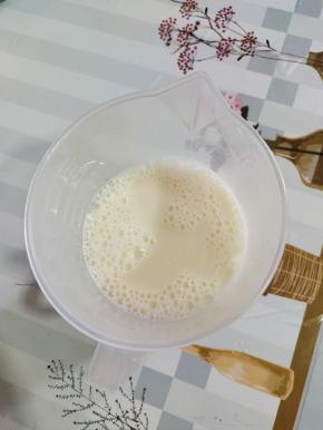 搅拌好的蛋挞液用网筛，过筛一下，这样做出来的蛋挞更细腻！