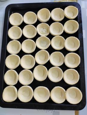 蛋挞皮无需解冻，直接拿出来，摆放在烤盘上！