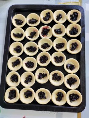 每个蛋挞里放入一勺自制蓝莓果酱！（蓝莓果酱的做法，前面我也有发帖，喜欢的朋友可以去我的主页看看哦！）