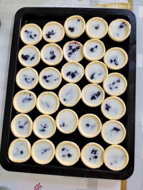 倒入适量的蛋挞液！