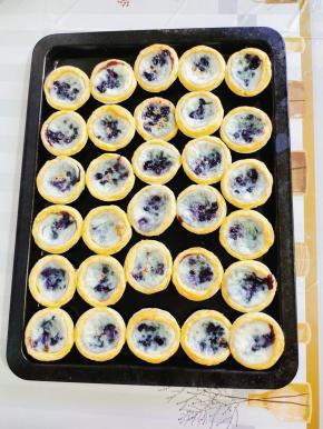 烤好的蓝莓蛋挞，满屋子都是蛋挞的香味儿！太诱人了！