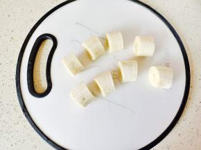 香蕉剥皮切成小段。