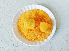 再裹一层面包糠。