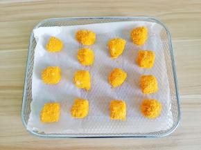 把香蕉码放到炸篮里。