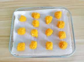 把香蕉码放到炸篮里。