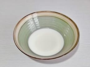 首先将牛奶与细砂糖混合搅匀。