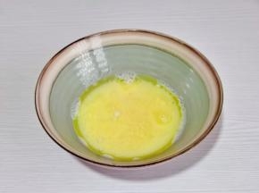 再加入玉米油顺时针搅拌，油与奶融合。