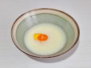 再加入鸡蛋搅拌均匀。