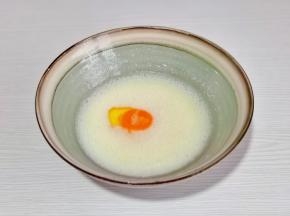 再加入鸡蛋搅拌均匀。