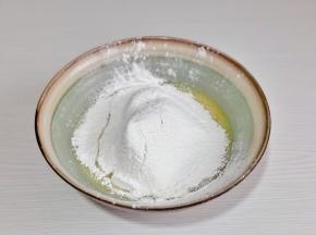 晒入低筋面粉，手动打蛋器呈Z字拌均匀，不要过度搅，避免面糊起筋。