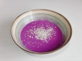 紫薯味与原味食材一样，面粉减少3克即可。按上面操作步骤混合。