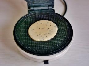 蛋卷机提前预热，盛大半勺面糊倒入烤盘中。