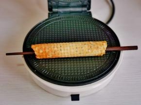 趁热卷起来，可以借助一根筷子操作。