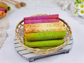 依次做好的三色蛋卷。