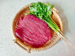 准备好新鲜的牛肉。