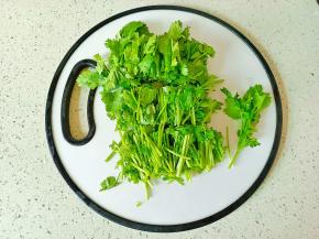 香菜洗净切成小段。