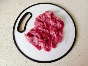 牛肉切成薄片。