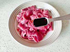 加入蚝油一勺，生抽一勺。