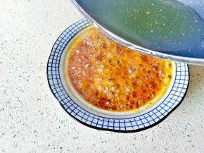 辣椒粉，芝麻，蒜热油爆香。