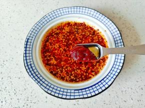 加辣椒酱一勺。