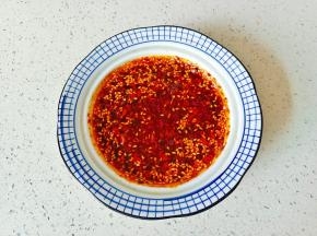 生抽，蚝油各一勺拌均匀。