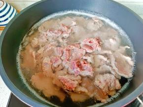 锅里水开放入牛肉。