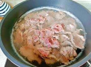锅里水开放入牛肉。