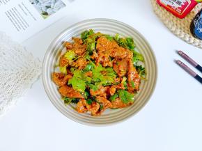 牛肉，香菜，料汁拌均匀即可。