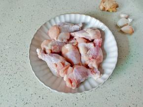 鸡腿提前用清水浸泡半小时。