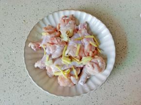 鸡腿加入生姜蒜末。