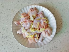 鸡腿加入生姜蒜末。