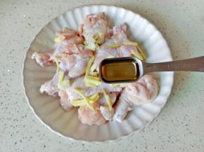 加一勺料酒去腥。