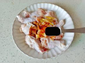 加上生抽一勺。