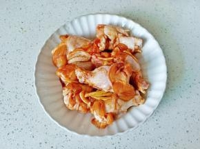 抓拌均匀腌制一小时。