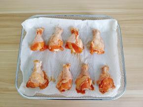 把鸡腿码放到炸篮上。