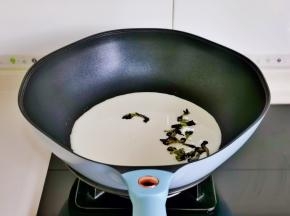 首先将牛奶倒入锅中，加入蝶豆花煮开。