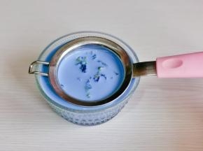 将蝶豆花过滤出来。