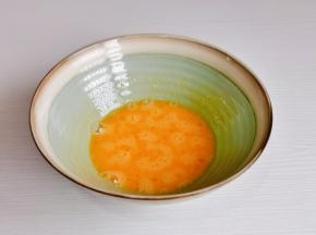 加入细砂糖手动打蛋器打匀。