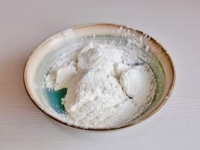 筛入低筋面粉充分拌匀。