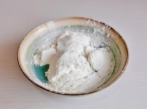 筛入低筋面粉充分拌匀。