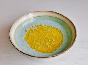 再加入隔水融化的黄油，充分拌均匀。