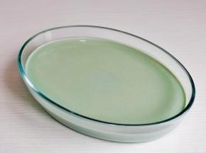 将面糊过细筛，这一步不可以省略呦！盖上盖子放旁边静置15分钟。