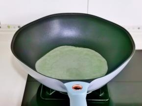 盛一勺面糊倒入锅中，端起锅慢慢摇晃均匀，小火至面糊凝固即可。