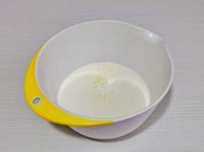 做好皮再打奶油，将奶油倒入器具中，加入白砂糖。