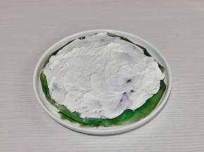 取一张皮涂上奶油，再叠加一张皮，一张皮，一层奶油依次叠加完即可！