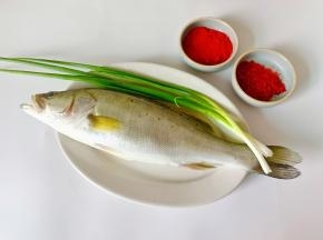 准备新鲜的海鲈鱼。